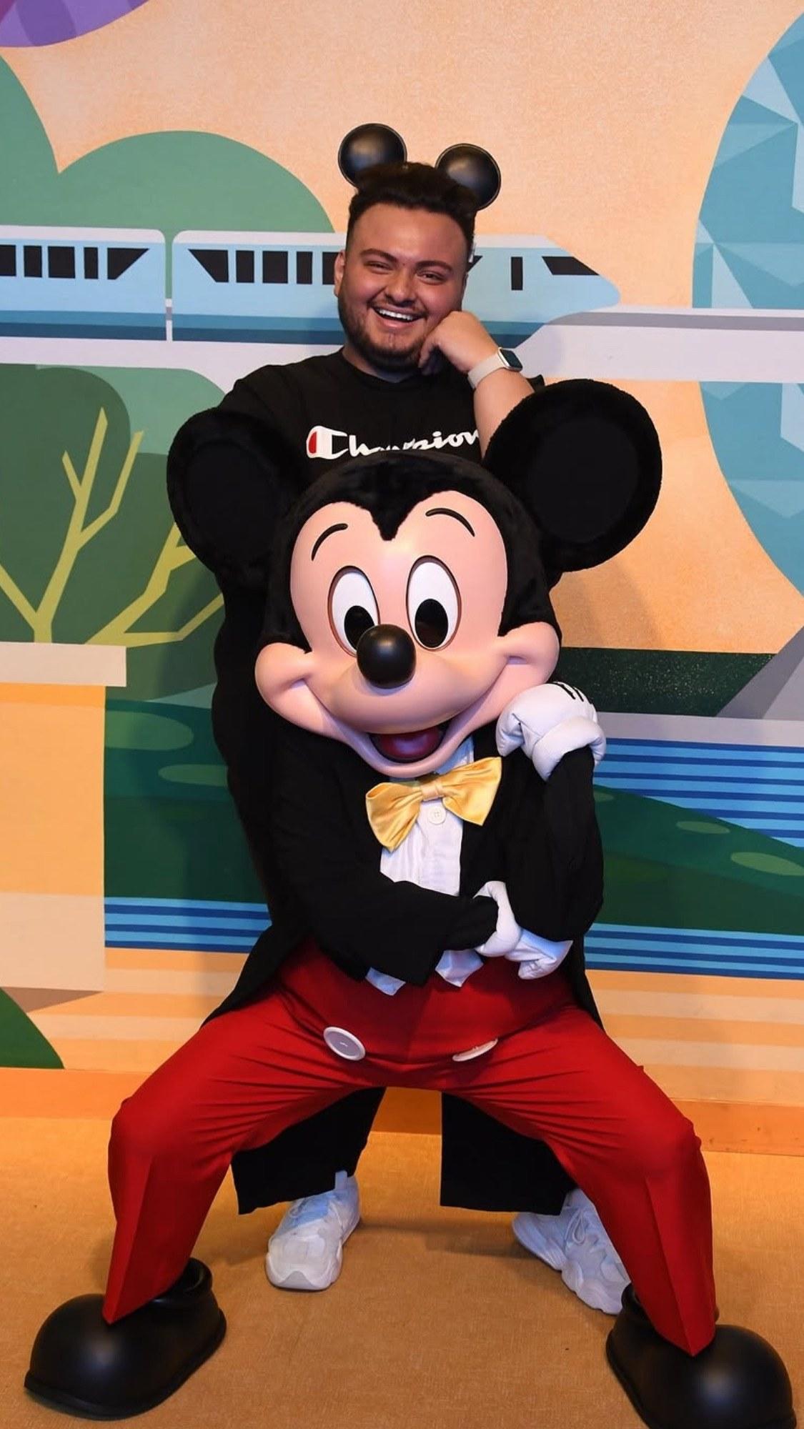 Gustavo con Mickey Mouse