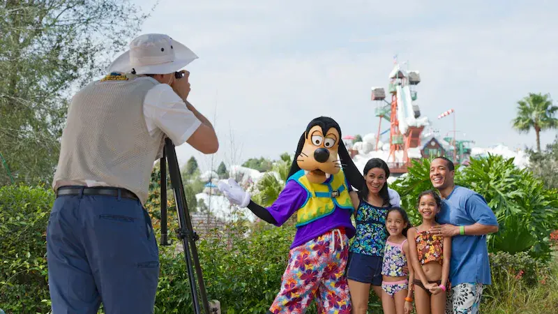 Familia posando con Pluto