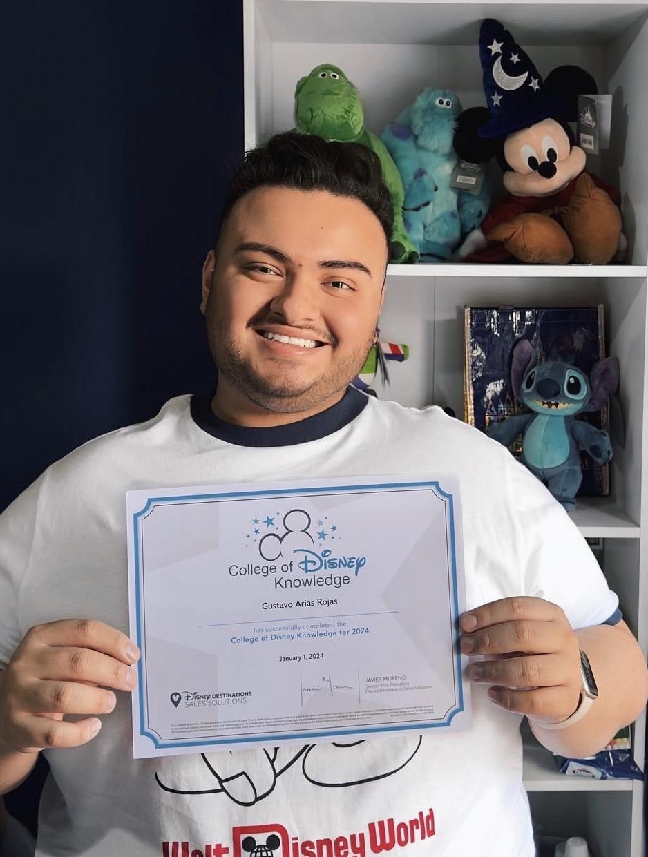 Gustavo con certificado Disney